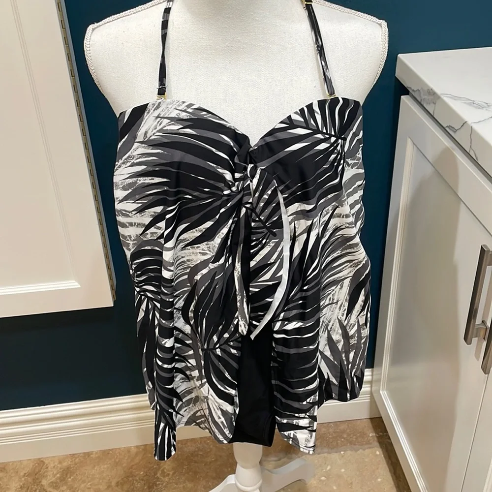 Shore shapes one piece swimsuit 🩱 - Picture 1 of 7